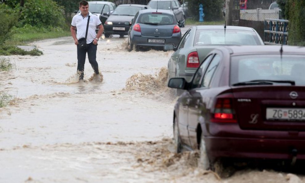 Novoselec, Zagreb  - Kratkotrajna, ali obilna kiša poplavila je kuće i polja te otežala promet (17)