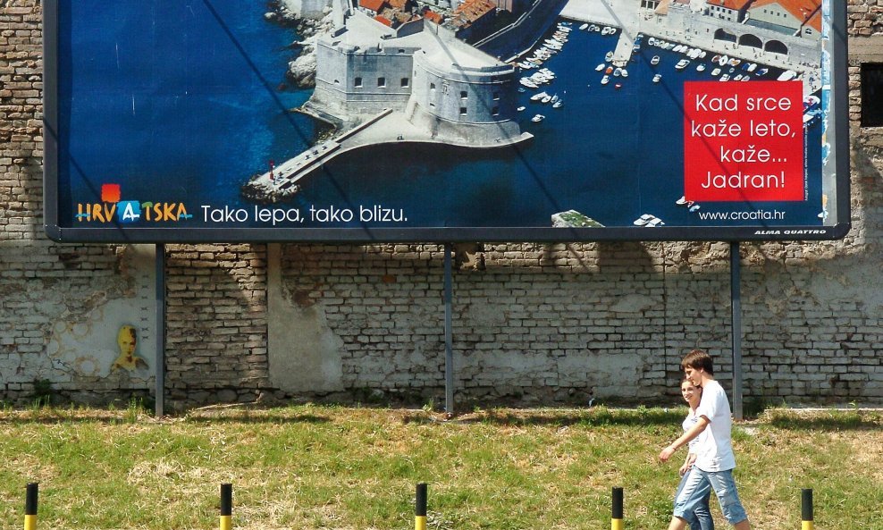 U Beogradu su se pojavili jumbo plakati na kojima Hrvatska turistička zajednica poziva građane Srbije na ljetovanje u Hrvatsku.