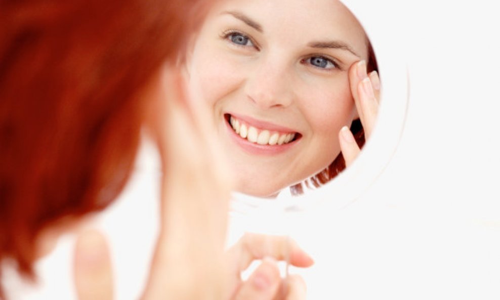 lice ogledalo kupaonica žena čišćenje lica 