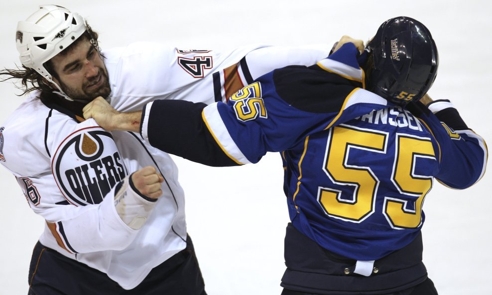 Zack Stortini iz Edmonton Oilersa te Cam Janssen iz St. Louis Bluesa (55)