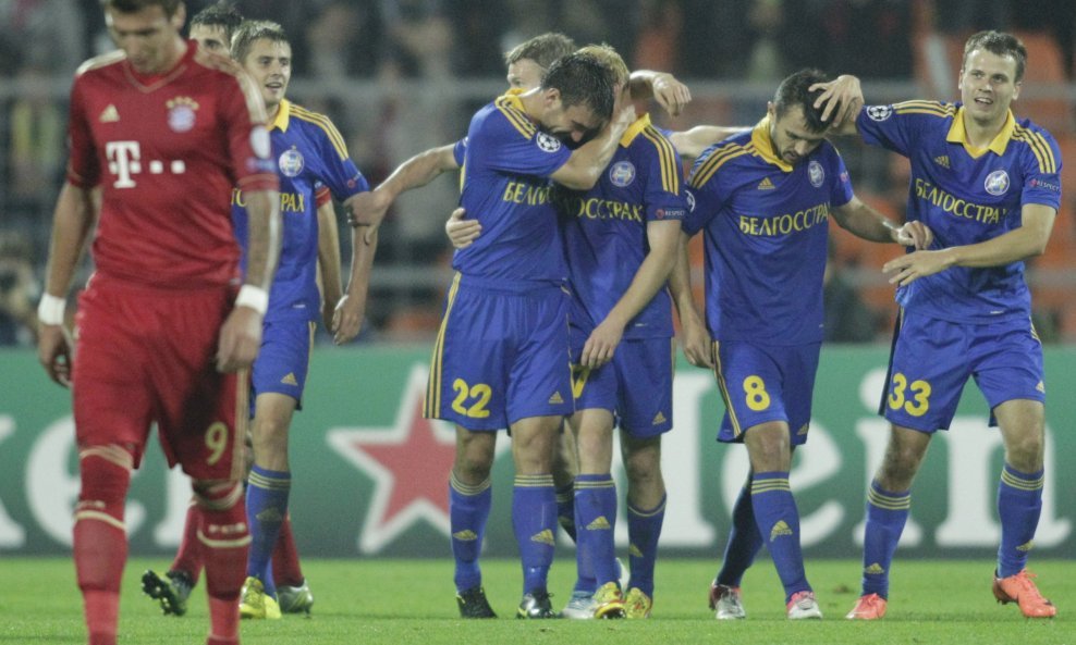 Andrei Gorbunov i Marko Simić (BATE Borisov) vs. Mario Mandžukić (Bayern)