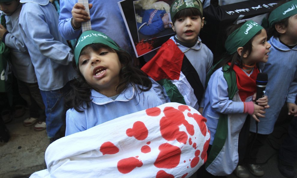 Palestinska djeca prosvjeduju protiv izraelskih zločina u Gazi ispred zgrade Međunarodnog Crvenog križa u Bejrutu