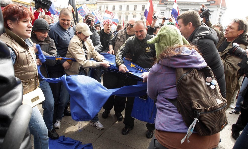 prosvjed branitelja, kidanje zastave eu