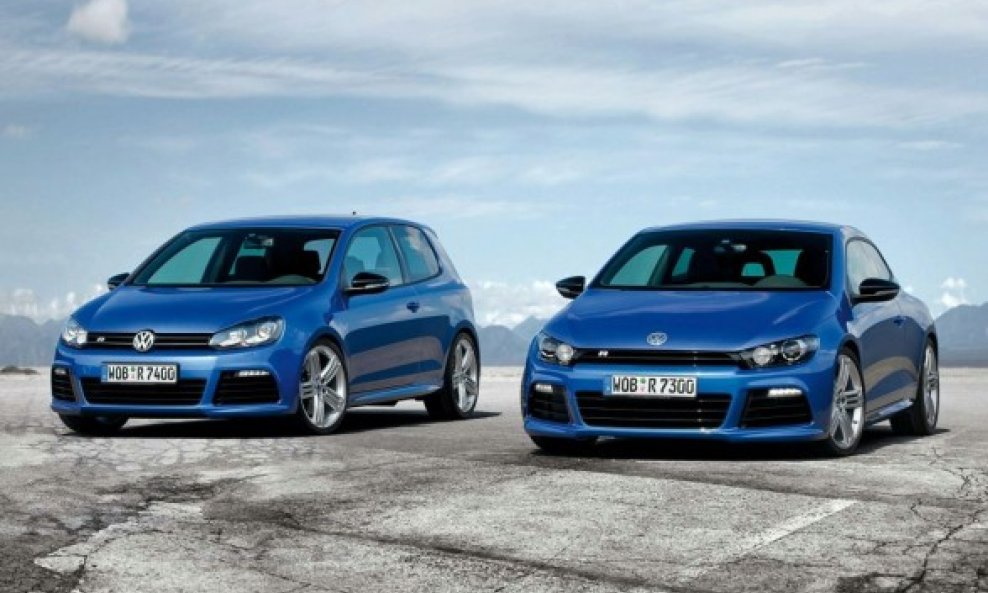 2010-Volkswagen-Scirocco-R-and-Golf-R-UK-588x378