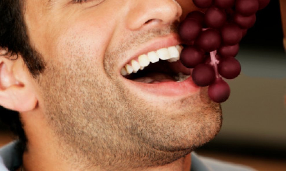muškarac voće grožđe