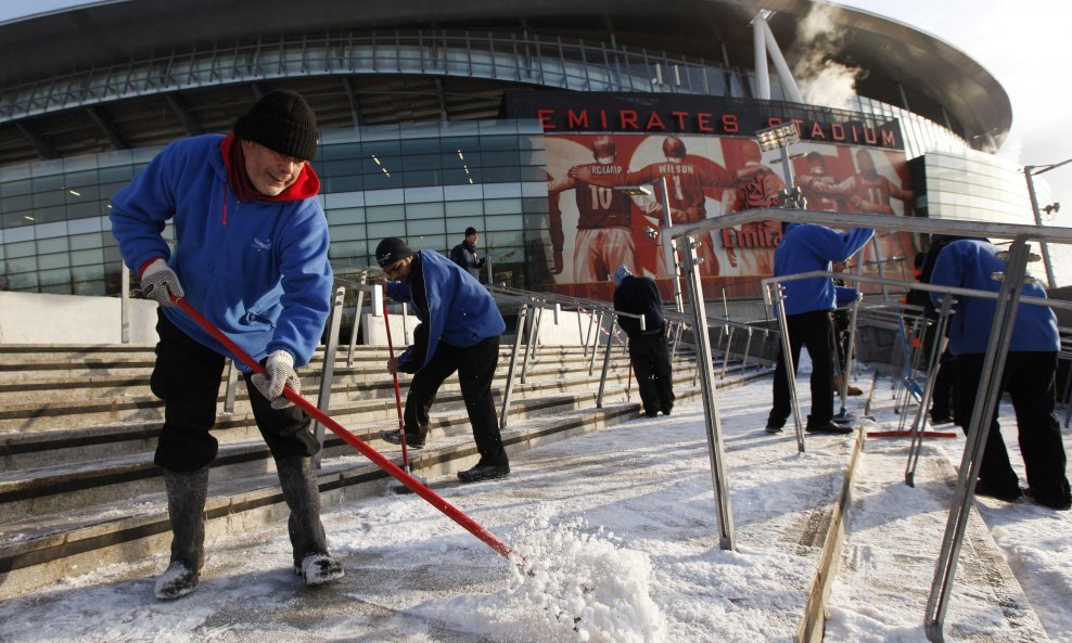 Navijači su pomagali pripremiti Emirates