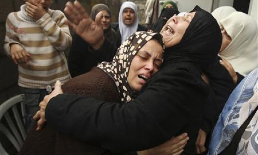 Tugujuća rodbina ubijenog PalestincaTawfiqa Qanana