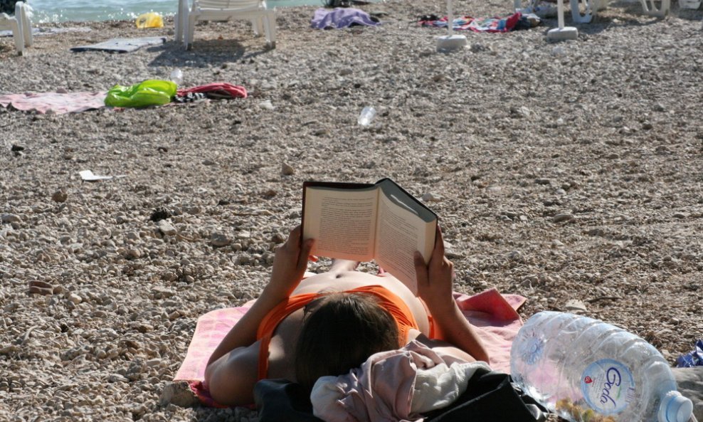 Čitanje knjiga na plaži 2