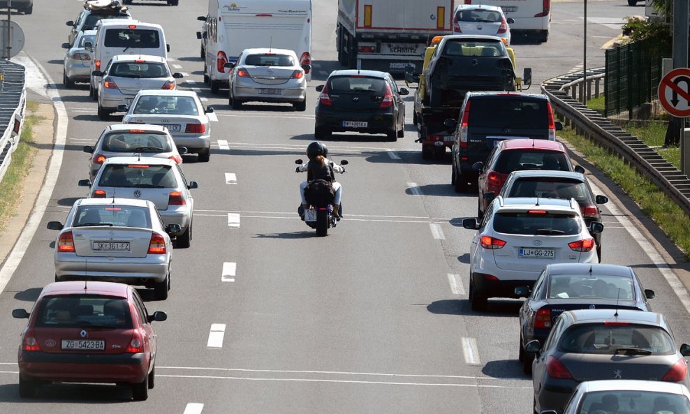 Kolona automobila na naplatnim kucicama Lucko (1)