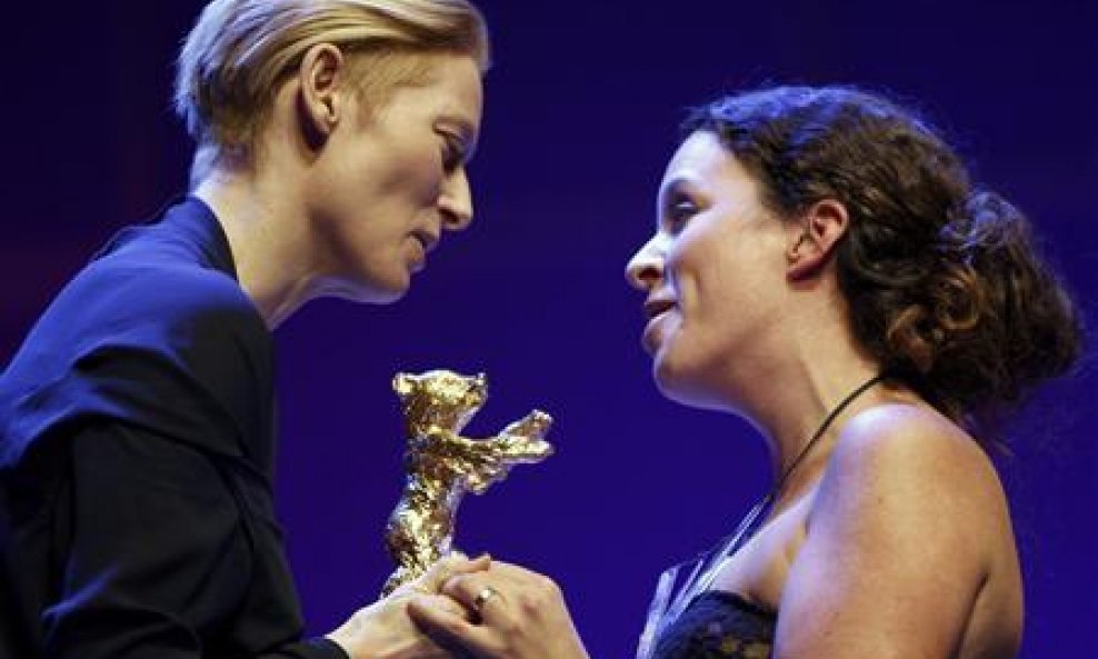 Tilda Swinton predaje Zlatnog medvjeda Claudiji Llosi redateljici filma 'Mlijeko patnje'