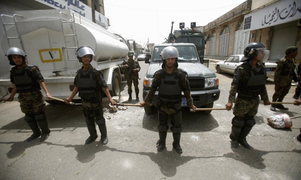 Jemenska policija čuva Veleposlanstvo Francuske u Sani
