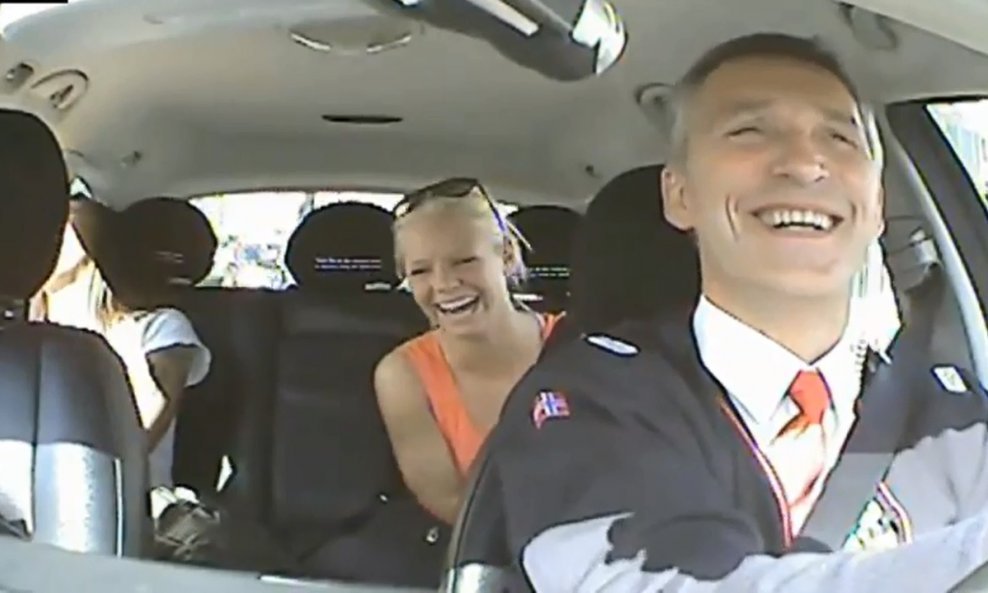 Danski premijer Stoltenberg vozi taksi