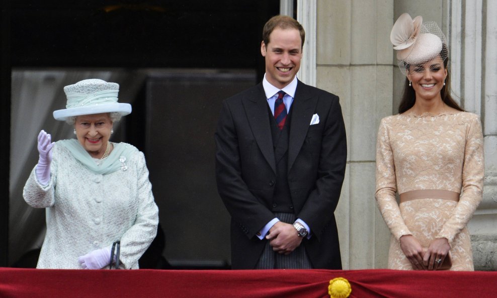 Kraljica Elizabeta, princ William i Kate Middleton