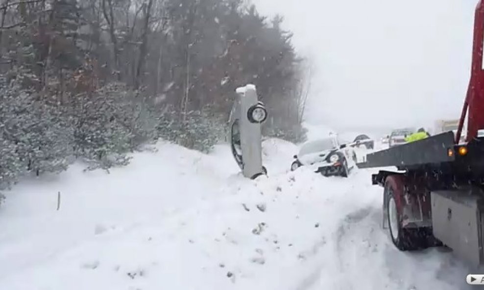automobil zabijen okomito u snijeg