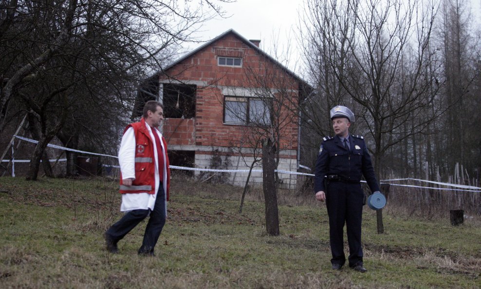 Djelatnik hitne pomoći i policajac za vrijeme očevida 