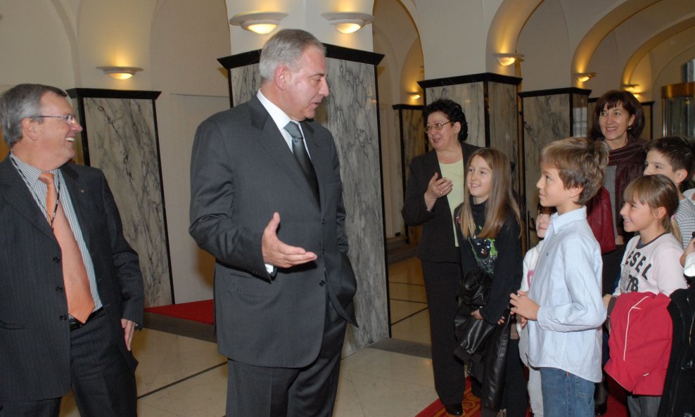 Sabor -  Jerko Ro_in, Ivo Sanader i u_enici zagreba_ke O_ 1