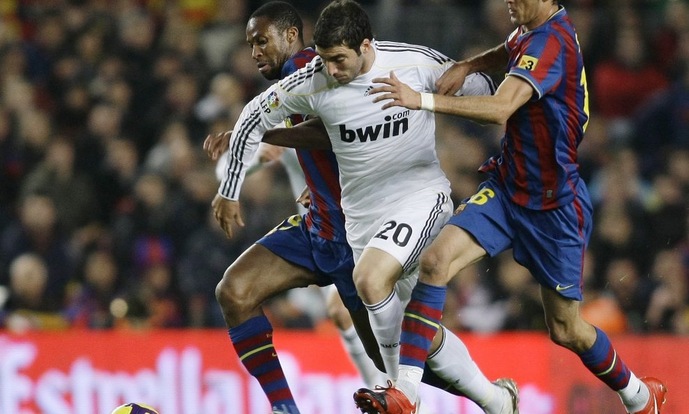 Barcelona - Real 1-0, Gonzalo Higuain i Seydou Keita