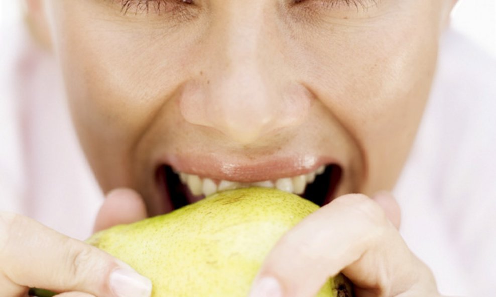 žena jede voće kruška