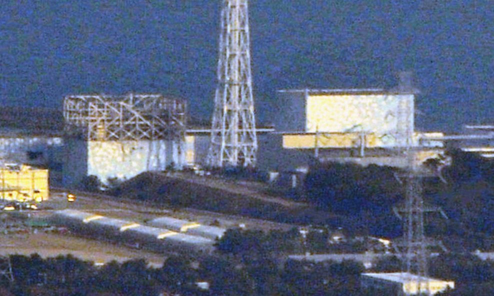 Oštećeni krov reaktora 1 (lijevo)