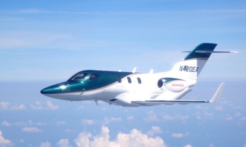 hondajet-aircraft-takes-its-maiden-flight_100471416_l