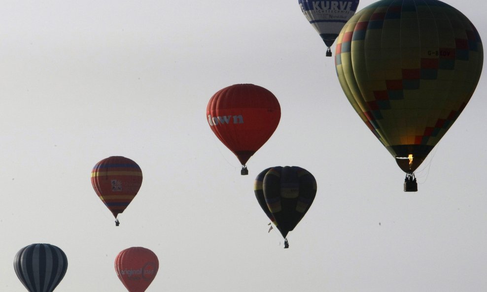Baloni na vrući zrak obojali su nebo nad Bristolom u zapadnoj Engleskoj, gdje se u petak održala Međunarodna fešta balona. Foto: Stefan Wermuth/Reuters