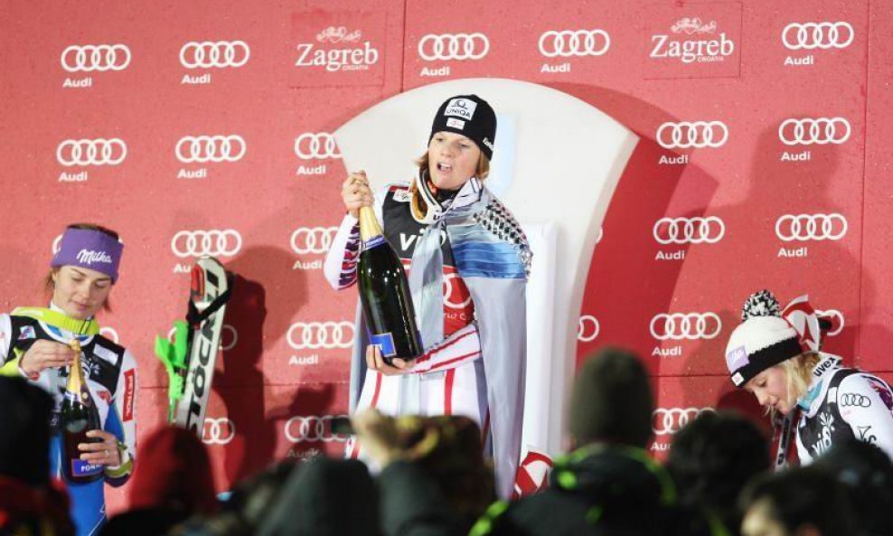 Marlies Schild s pobjedničkim šampanjcem - Snježna kraljica 2012