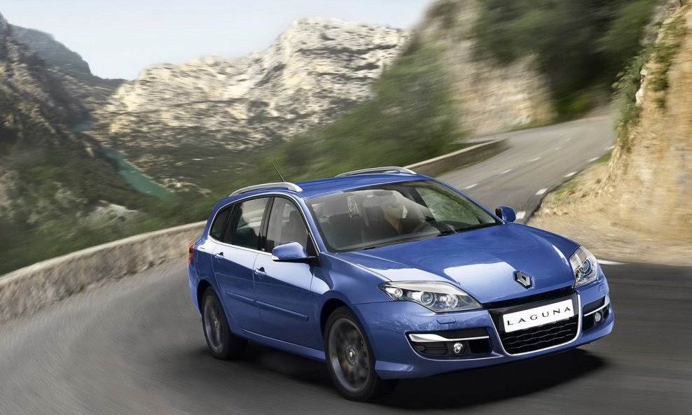 2011-Renault-Laguna-16