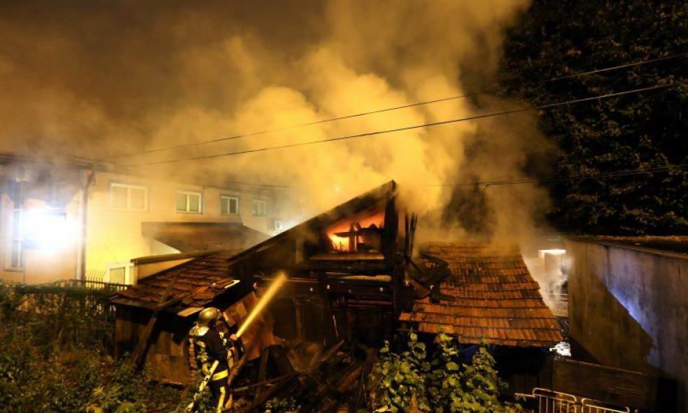 Požar na obiteljskoj kući u Trnju 05