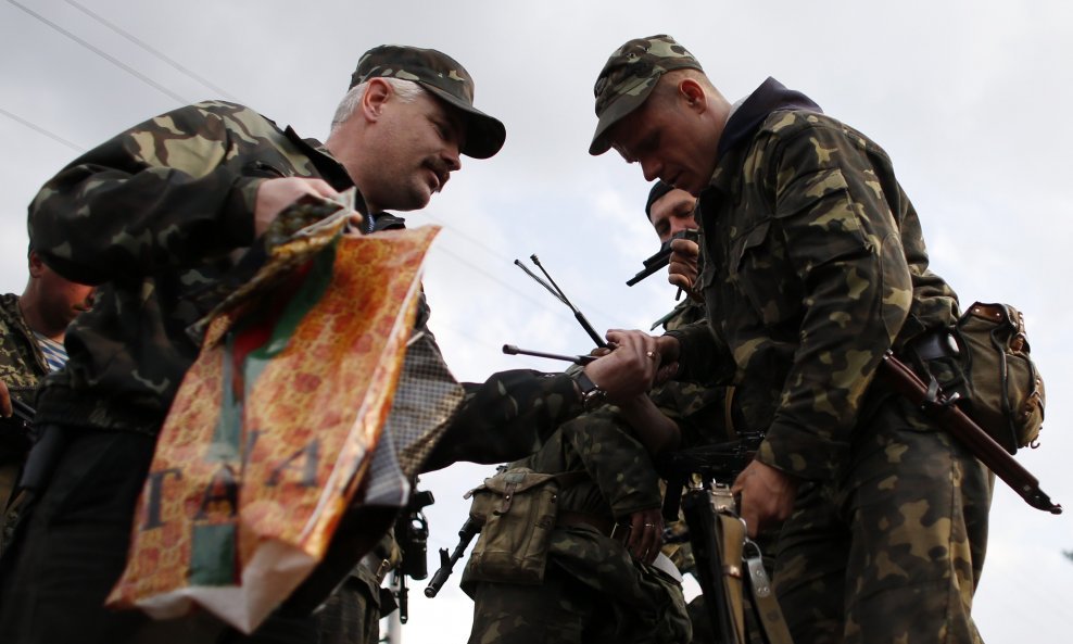 Ukrajina vojnici predaju udarne igle
