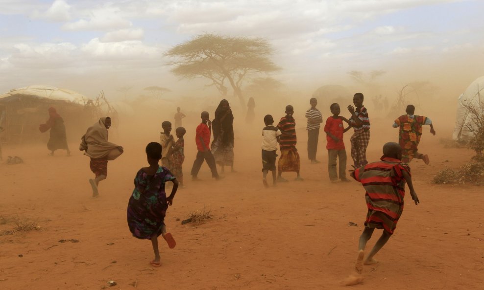 Gladna djeca Somalije zametena pijeskom