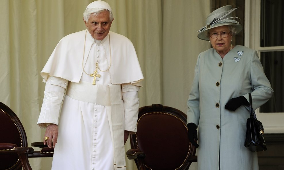 papa i kraljica elizabetha