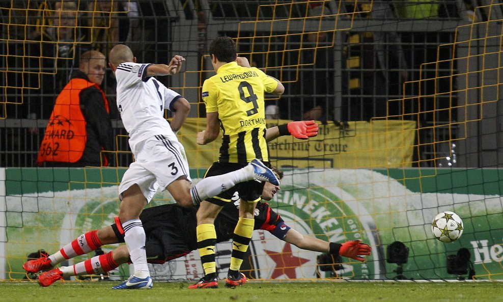 Iker Casillas (Real Madrid) vs Marcel Schmelzer (Borussia Dortmund')