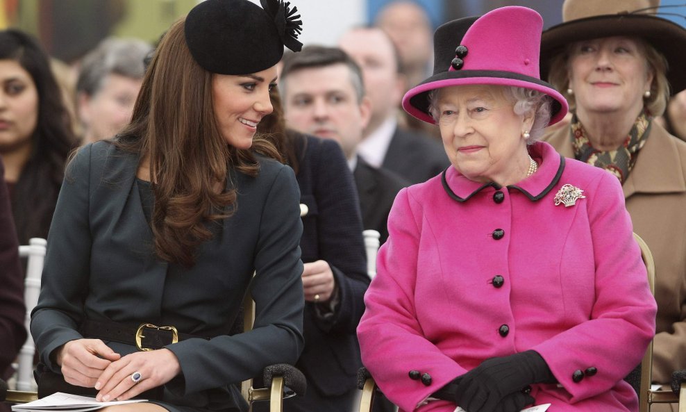 Kate Middleton i kraljica Elizabeta (7)