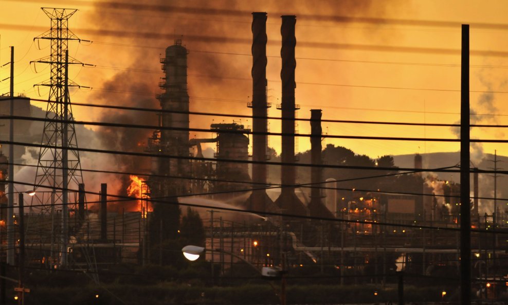 Požar u rafineriji u San Franciscu