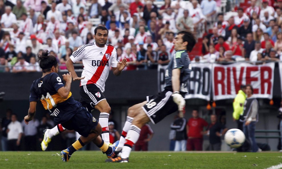 River Plate vs. Boca Juniors  Walter Erviti