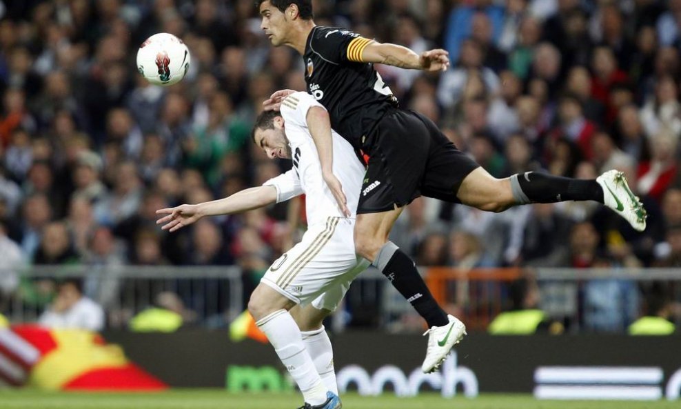 Gonzalo Higuain (L, Real) i Ricardo Costa (Valencia)