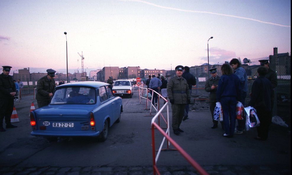 rušenje berlinskog zida trabanti prolaze na zapad