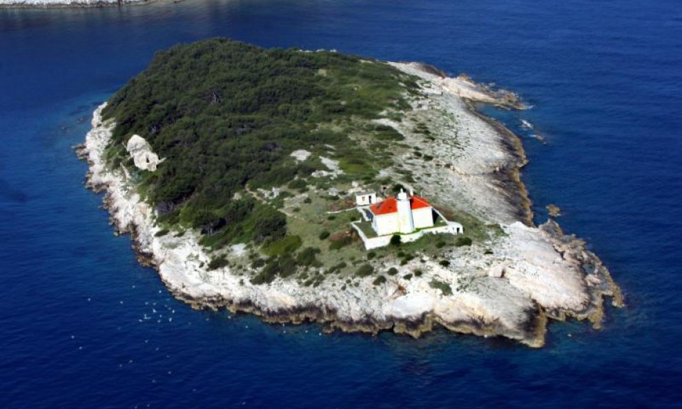 Otok Host sa svjetionikom viški akvatorij