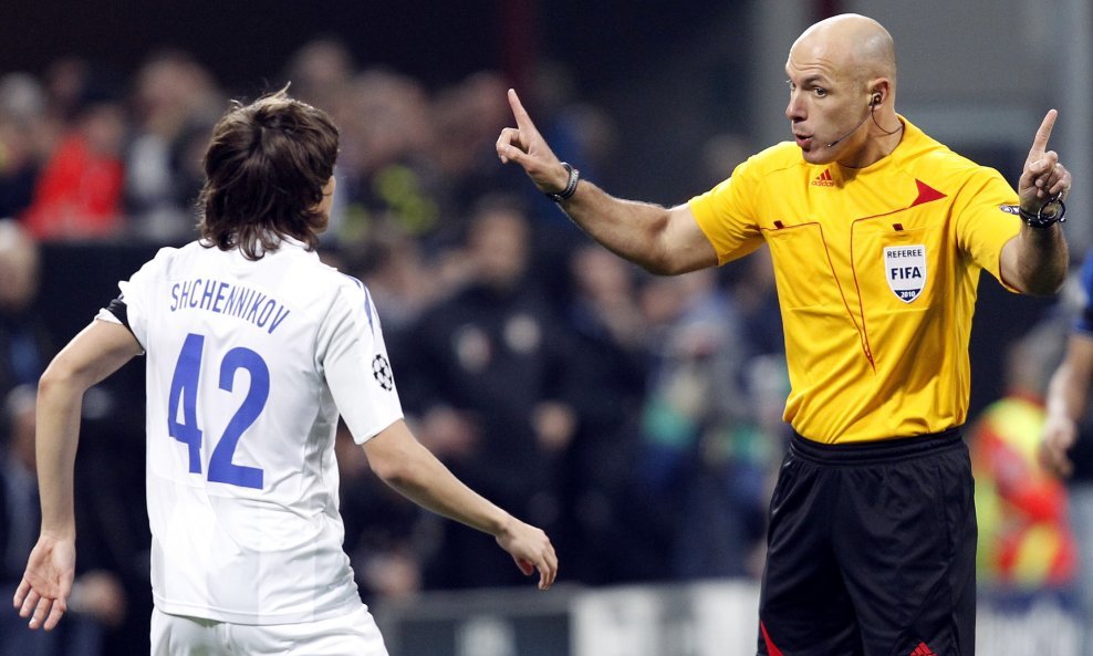 Sudac Howard Webb  u 'razgovoru' s Georgijem Schennikovim (CSKS Moskva)