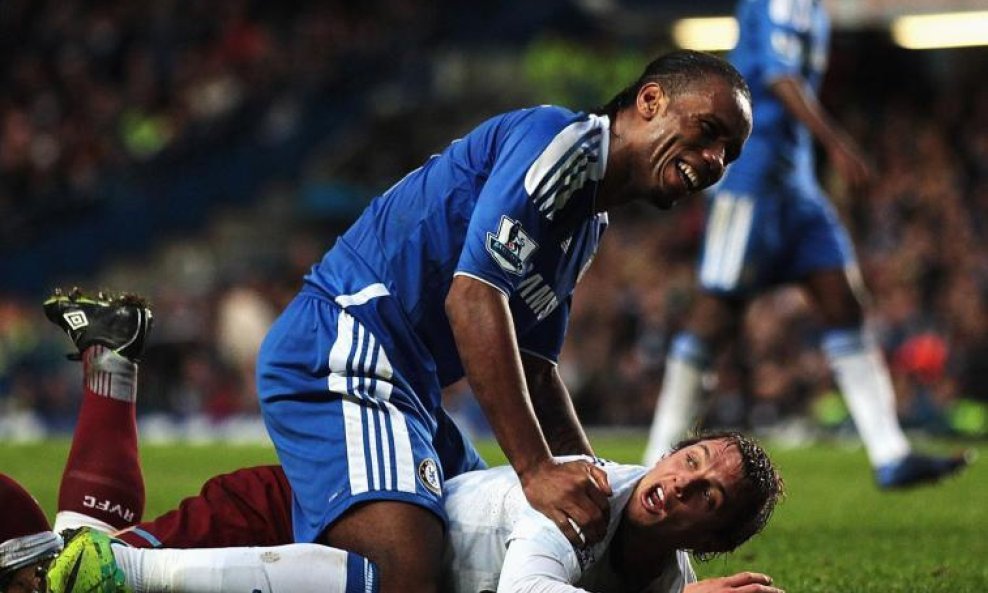 Didier Drogba Stephen Warnock Chelsea Aston Villa