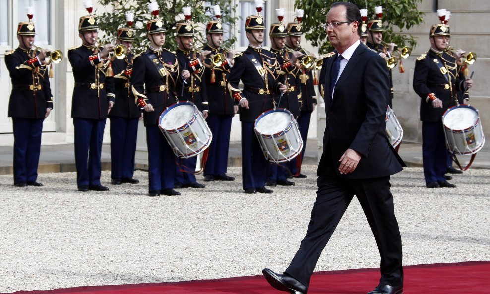 Francois Hollande stiže u Elizejsku palaču