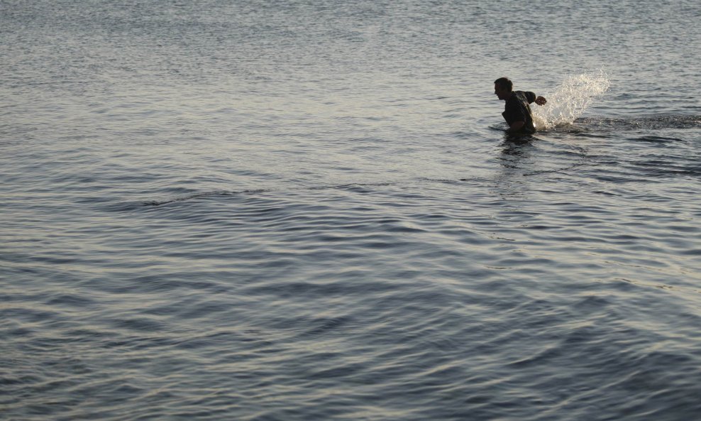 Nedjeljno popodne zadarski je ribar na plaži u starom turističkom naselju Diklo proveo hvatajući girice na starinski način u plićaku