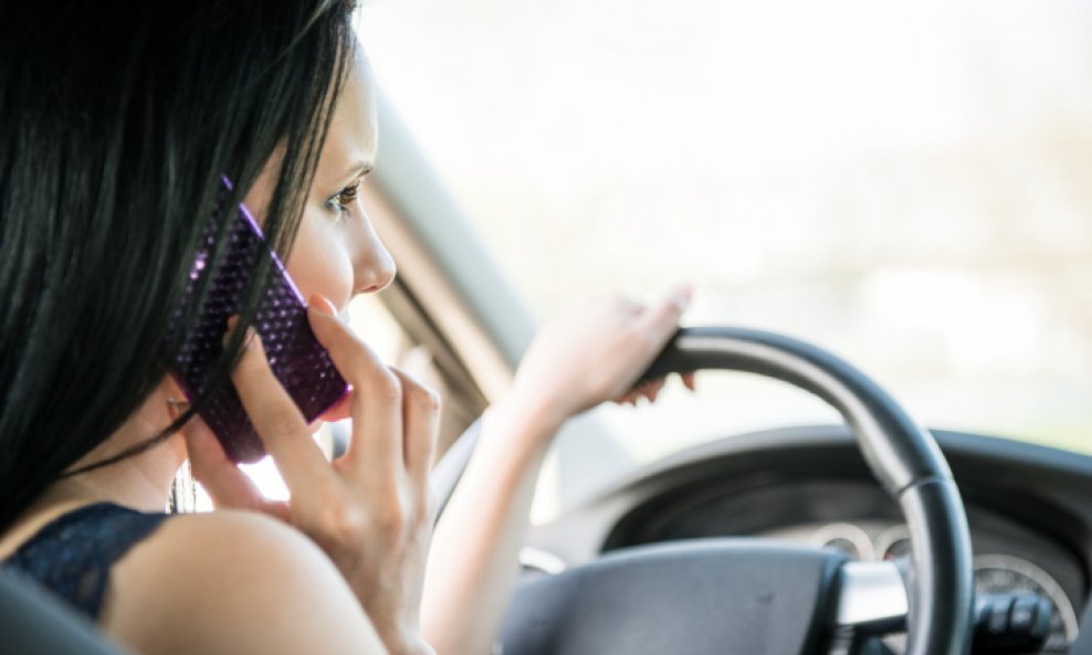 žena djevojka mobitel pametni telefon smartphone vožnja automobil