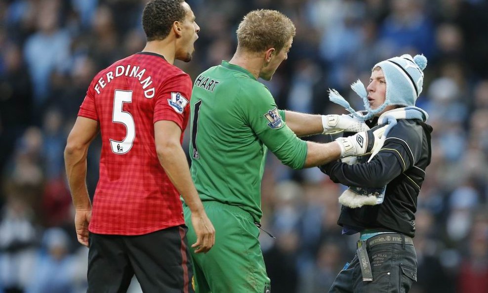 Joe Hart (u sredini) Rio Ferdinand i huligan
