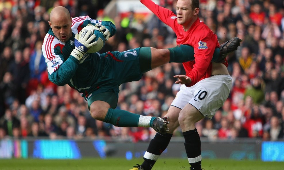 Jose Pepe Reina Wayne Rooney Liverpool Manchester United