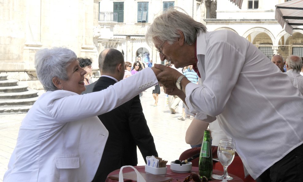 premijerka Jadranka Kosor pozdravlja se sa dubrovackim trubadurom Djelom Jusicem 