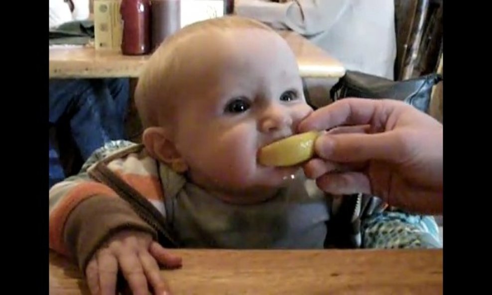beba Jake jede limun
