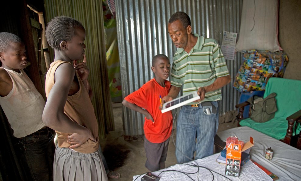 Učitelj pokazuje djeci kako radi solarni panel