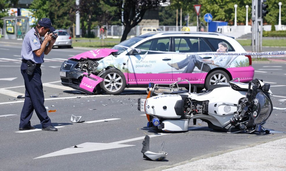 Sudar policajca na motoru i taksija