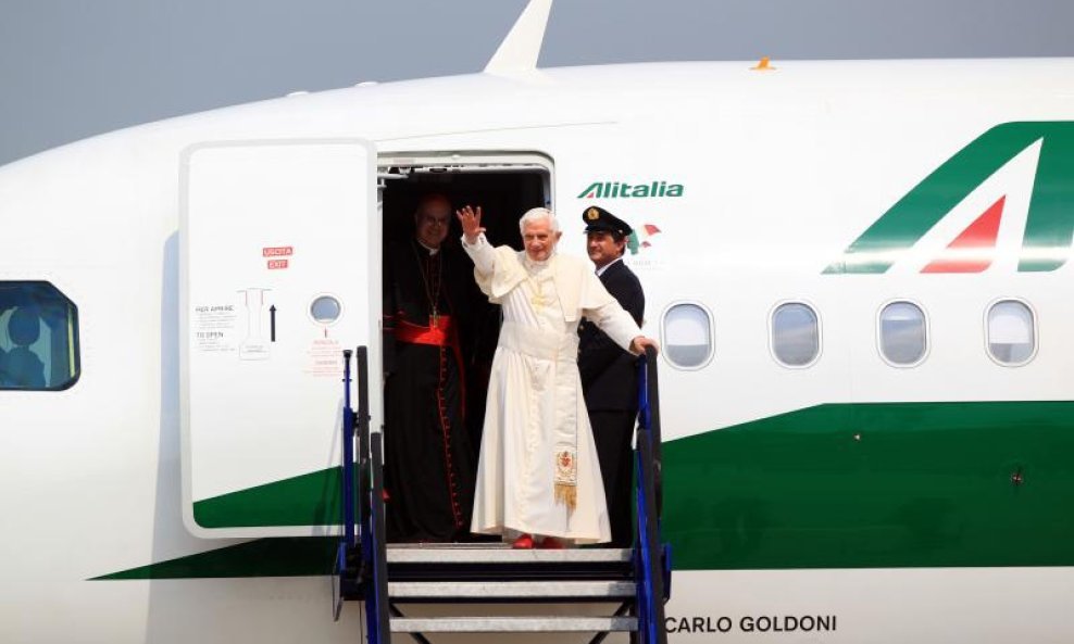 Papa Benedikt XVI. sletio Zračnu luku Zagreb 